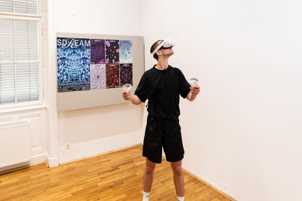 
        Foto der Abschlussarbeit »SDREAM« von Tobias Raschbacher. Semester: Sommer 2022. Abteilung: Kommunikationsdesign. Werksangabe: Multimedia-Installation/VR. Universität für angewandte Kunst Wien.
      