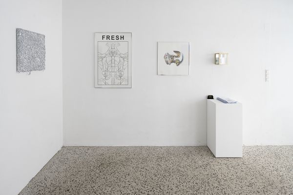 
        Foto der Abschlussarbeit »Straßendreck und Beverly Hills« von Alice Mohrenschildt. Semester: Sommer 2024. Abteilung: Zeichnung und Druckgrafik. Werksangabe: 2024, Siebdrucke und Skulpturen. Universität für angewandte Kunst Wien.
      