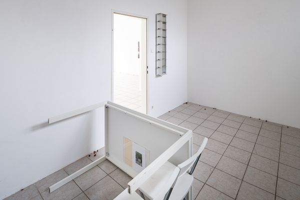 
        Foto der Abschlussarbeit »envelope« von Aaron Amar Bhamra. Semester: Sommer 2023. Abteilung: Transmediale Kunst. Werksangabe: 2023, installation. Universität für angewandte Kunst Wien.
      