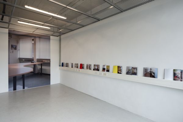 Foto der Abschlussarbeit »norm« von Lea Sonderegger. Semester: Sommer 2022. Abteilung: Angewandte Fotografie & zeitbasierte Medien. Werksangabe: Fotobuch, Präsentation. Universität für angewandte Kunst Wien.