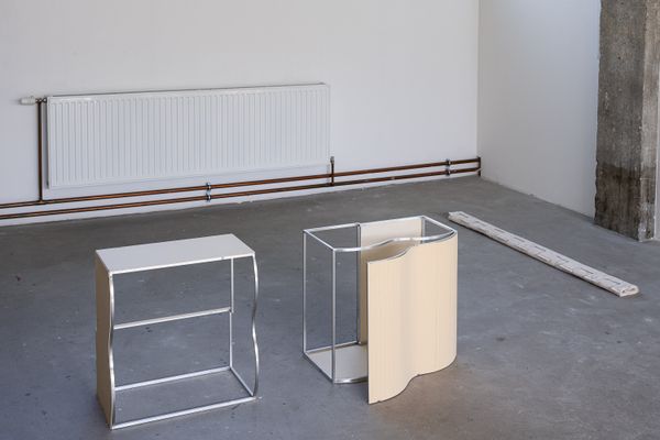 Foto der Abschlussarbeit »foldback (to fit)« von Magdalena Stückler. Semester: Sommer 2024. Abteilung: Skulptur und Raum. Werksangabe: 2024, Installation. Universität für angewandte Kunst Wien.