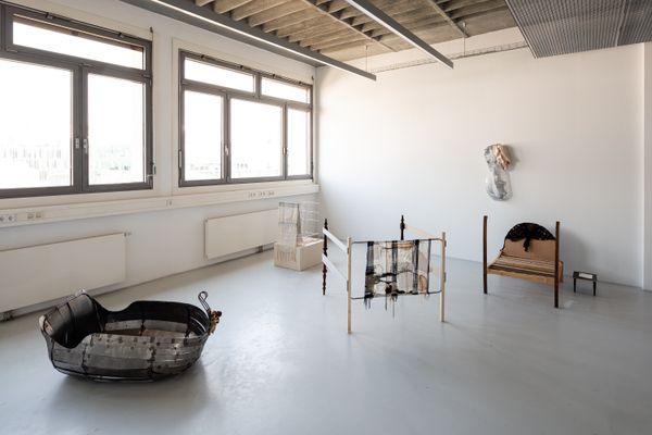 Foto der Abschlussarbeit »Beds, Scenes, and Notes« von Vanessa Schmidt. Semester: Sommer 2022. Abteilung: Malerei. Werksangabe: 2022, Installation. Universität für angewandte Kunst Wien.