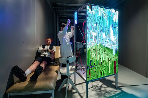 
        Foto der Abschlussarbeit »Der Umfang meines Hirns war die Grenze meiner Welt« von Michael Guggenbichler. Semester: Sommer 2025. Abteilung: Digitale Kunst. Werksangabe: 2025, Medienskulptur. Universität für angewandte Kunst Wien.
      
