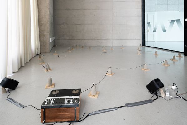 
        Foto der Abschlussarbeit »Veliko nas je bilo / We were many
Articulating Disappearance: Slovene Voices from the Archive« von Samo Zeichen. Semester: Sommer 2025. Abteilung: Cross-Disciplinary Strategies. Werksangabe: Scientific work, sound collage, sound installation, loop on magnetic tape, tape machine, metal pins. Universität für angewandte Kunst Wien.
      
