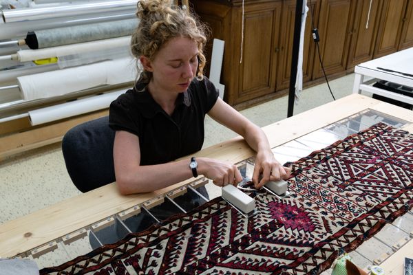 
        Foto der Abschlussarbeit »Zwei turkmenische Zeltbandfragmente 
Bestandsaufnahme und Erstellung eines Maßnahmen- und Präsentationskonzeptes sowie Restaurierung eines der Fragmente
« von Pia Lilian Madlener. Semester: Sommer 2022. Abteilung: Konservierung und Restaurierung. Werksangabe: -. Universität für angewandte Kunst Wien.
      