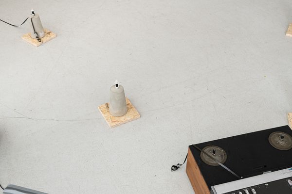 
        Foto der Abschlussarbeit »Veliko nas je bilo / We were many
Articulating Disappearance: Slovene Voices from the Archive« von Samo Zeichen. Semester: Sommer 2025. Abteilung: Cross-Disciplinary Strategies. Werksangabe: Scientific work, sound collage, sound installation, loop on magnetic tape, tape machine, metal pins. Universität für angewandte Kunst Wien.
      