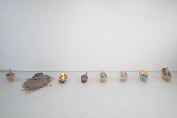 Foto der Abschlussarbeit »what's left inside« von Yunhee Cheong. Semester: Winter 2022/23. Abteilung: Malerei. Werksangabe: Malerei und Installation, 2021. Universität für angewandte Kunst Wien.