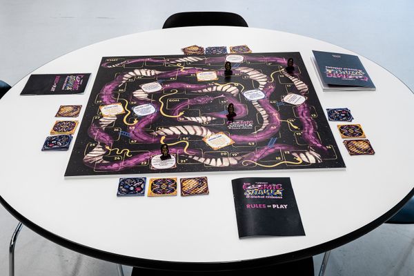 
        Foto der Abschlussarbeit »Cosmic Snakes & Global Citizens: An Intercultural Board Game« von Yona Stephan Schuh. Semester: Sommer 2024. Abteilung: Cross-Disciplinary Strategies. Werksangabe: Board game, 2024. 70x70cm game board and 75 playing cards. Universität für angewandte Kunst Wien.
      
