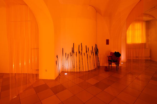 
        Foto der Abschlussarbeit »Sunset Village« von Ezra Šimek. Semester: Winter 2023/24. Abteilung: TransArts. Werksangabe: 2023, zeitbasierte Medien, Installation, Readymades. Universität für angewandte Kunst Wien.
      