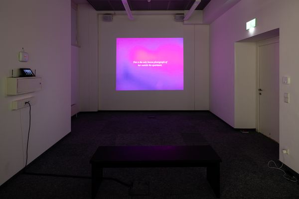 Foto der Abschlussarbeit »Yours is the world in which I move
uninvited« von Maja Bojanić. Semester: Sommer 2025. Abteilung: TransArts. Werksangabe: 2025, Videoinstallation, Kurzfilm. Universität für angewandte Kunst Wien.