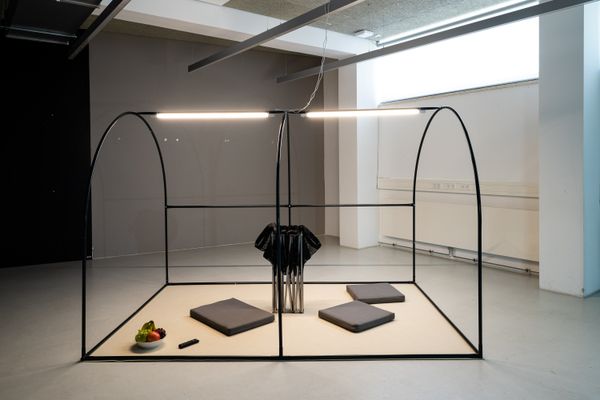 Foto der Abschlussarbeit »The Great Indoors« von Anton Wolfi Defant. Semester: Sommer 2022. Abteilung: Industrial Design. Werksangabe: Faltsofa, Produktdesign. Universität für angewandte Kunst Wien.