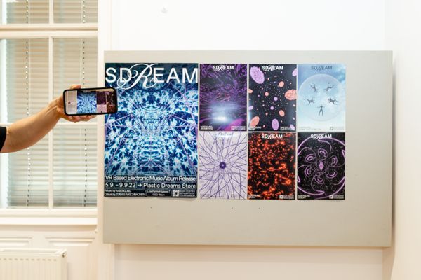 
        Foto der Abschlussarbeit »SDREAM« von Tobias Raschbacher. Semester: Sommer 2022. Abteilung: Kommunikationsdesign. Werksangabe: Multimedia-Installation/VR. Universität für angewandte Kunst Wien.
      