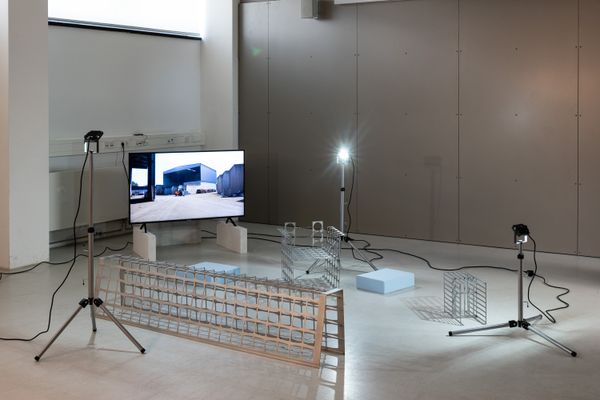 Foto der Abschlussarbeit »Shaping Residue« von Christoph Wimmer. Semester: Sommer 2022. Abteilung: Industrial Design. Werksangabe: Möbeltrio (Bank, Stuhl, Beistelltisch), Installation. Universität für angewandte Kunst Wien.