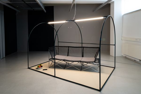 Foto der Abschlussarbeit »The Great Indoors« von Anton Wolfi Defant. Semester: Sommer 2022. Abteilung: Industrial Design. Werksangabe: Faltsofa, Produktdesign. Universität für angewandte Kunst Wien.