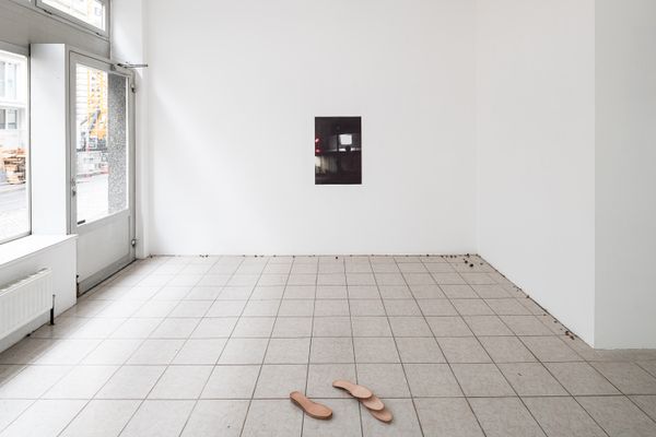 
        Foto der Abschlussarbeit »envelope« von Aaron Amar Bhamra. Semester: Sommer 2023. Abteilung: Transmediale Kunst. Werksangabe: 2023, installation. Universität für angewandte Kunst Wien.
      