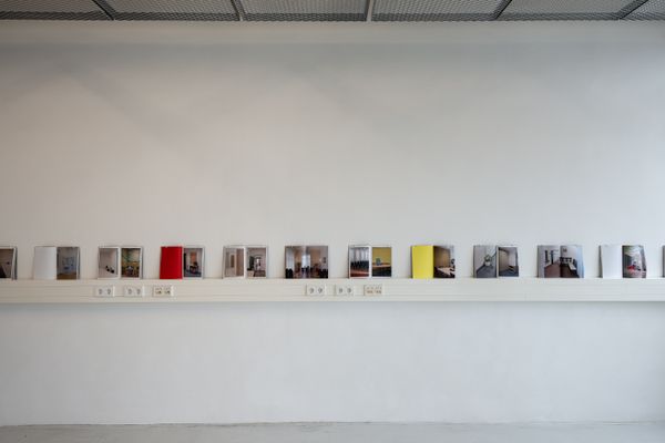 Foto der Abschlussarbeit »norm« von Lea Sonderegger. Semester: Sommer 2022. Abteilung: Angewandte Fotografie & zeitbasierte Medien. Werksangabe: Fotobuch, Präsentation. Universität für angewandte Kunst Wien.