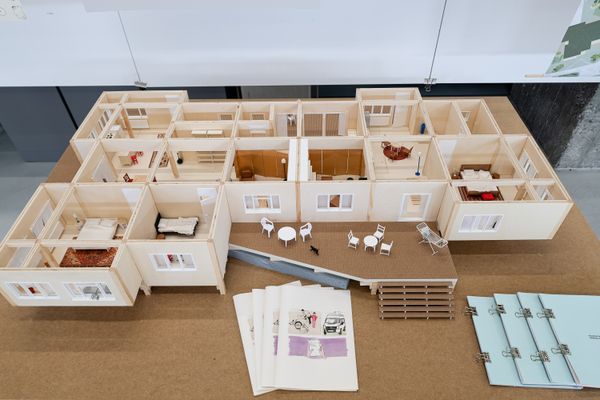 
        Foto der Abschlussarbeit »Boundary Housing for Shifting Communities« von Beyza Köroglu. Semester: Sommer 2025. Abteilung: Architekturentwurf 2. Werksangabe: Animation, Physical model, Drawings, Booklet. Universität für angewandte Kunst Wien.
      