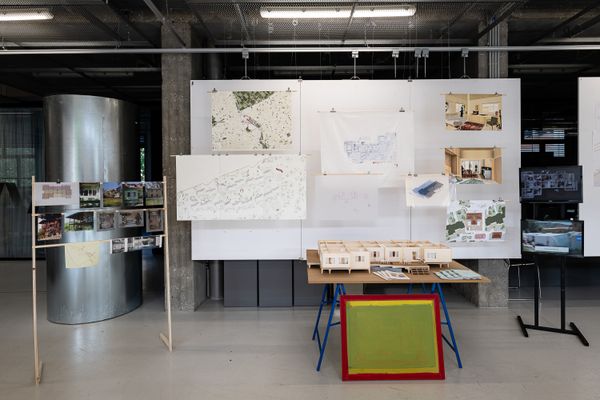 
        Foto der Abschlussarbeit »Boundary Housing for Shifting Communities« von Beyza Köroglu. Semester: Sommer 2025. Abteilung: Architekturentwurf 2. Werksangabe: Animation, Physical model, Drawings, Booklet. Universität für angewandte Kunst Wien.
      