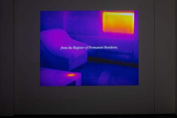 Foto der Abschlussarbeit »Yours is the world in which I move
uninvited« von Maja Bojanić. Semester: Sommer 2025. Abteilung: TransArts. Werksangabe: 2025, Videoinstallation, Kurzfilm. Universität für angewandte Kunst Wien.