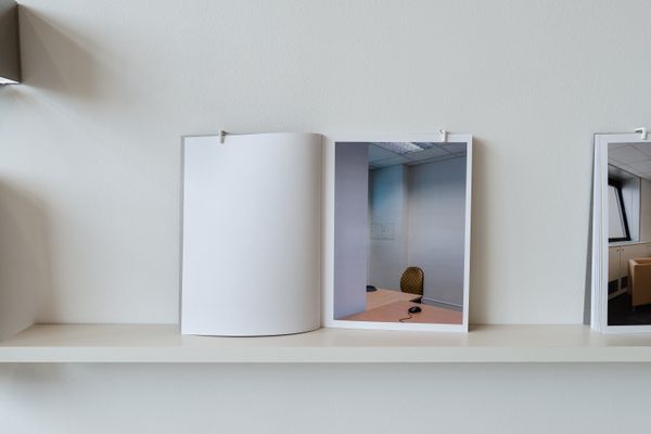 Foto der Abschlussarbeit »norm« von Lea Sonderegger. Semester: Sommer 2022. Abteilung: Angewandte Fotografie & zeitbasierte Medien. Werksangabe: Fotobuch, Präsentation. Universität für angewandte Kunst Wien.