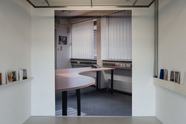 Foto der Abschlussarbeit »norm« von Lea Sonderegger. Semester: Sommer 2022. Abteilung: Angewandte Fotografie & zeitbasierte Medien. Werksangabe: Fotobuch, Präsentation. Universität für angewandte Kunst Wien.