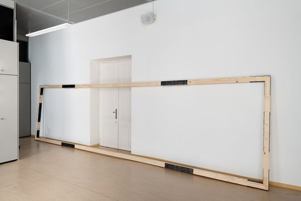 
        Foto der Abschlussarbeit »Notes on Stage Set: Note II & III« von Felix [Maier] Siegl. Semester: Sommer 2024. Abteilung: Cross-Disciplinary Strategies. Werksangabe: Note II, installation, 200 x 777 x 9 cm, spruce, steel, muslin; Note III, performance, approx. 35 min., originally performed 26 June 2024. Universität für angewandte Kunst Wien.
      