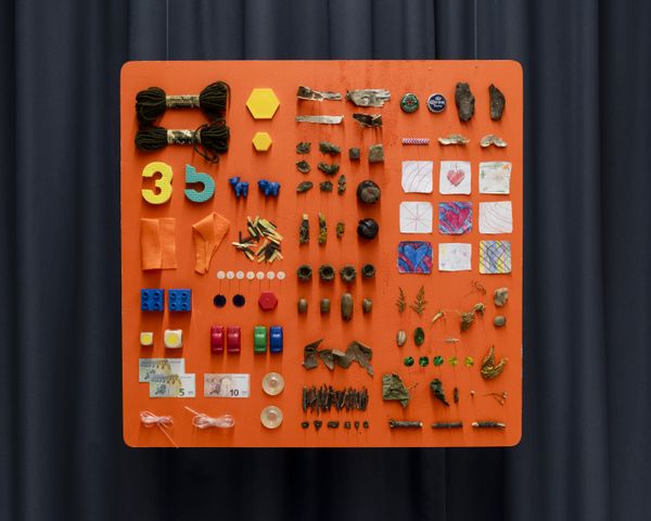 
        Foto der Abschlussarbeit »collect(ive) treasures – a tool for playful inclusion« von Mia Tešić. Semester: Sommer 2026. Abteilung: Design Investigations. Werksangabe: Analoges Spiel, multimediale Installation
Bilder/images: © die Angewandte, 2026, Vincent Forstenlechner, CC-BY-NC-ND-4.0. Universität für angewandte Kunst Wien.
      