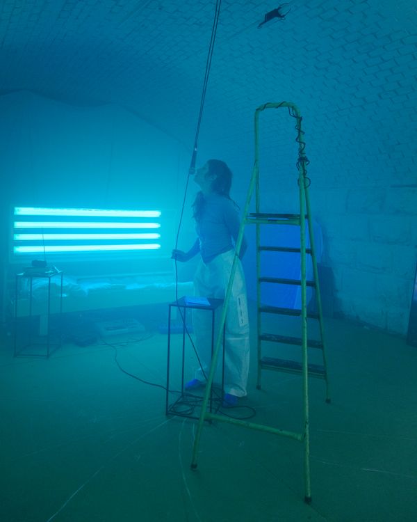 
        Foto der Abschlussarbeit »sun bed« von Janine Scheer-Erb. Semester: Winter 2025/26. Abteilung: Experimental Game Cultures. Werksangabe: Multimedia installation & performance; Images: © die Angewandte, 2026, photos: Erli Grünzweil, CC-BY-NC-ND-4.0. Universität für angewandte Kunst Wien.
      