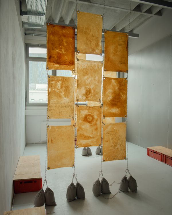 
        Foto der Abschlussarbeit »correspondent trans*mutations« von Momo E. Hontebeyrie. Semester: Winter 2025/26. Abteilung: Cross-Disciplinary Strategies. Werksangabe: Multimedia installation: 2 bioleather tapestries, soundscape, books, score; Images: © die Angewandte, 2026, photos: Erli Grünzweil, CC-BY-NC-ND-4.0. Universität für angewandte Kunst Wien.
      