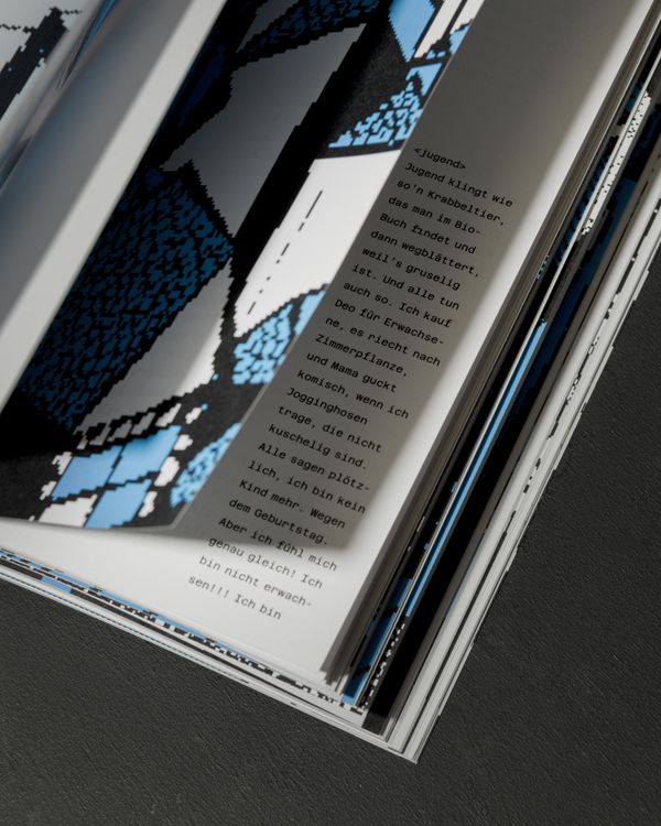 
        Foto der Abschlussarbeit »Himmel und Hölle« von Dominika Huber. Semester: Winter 2025/26. Abteilung: Kommunikationsdesign. Werksangabe: Buch; Bilder: © die Angewandte, 2026, Fotos: Erli Grünzweil, CC-BY-NC-ND-4.0
. Universität für angewandte Kunst Wien.
      