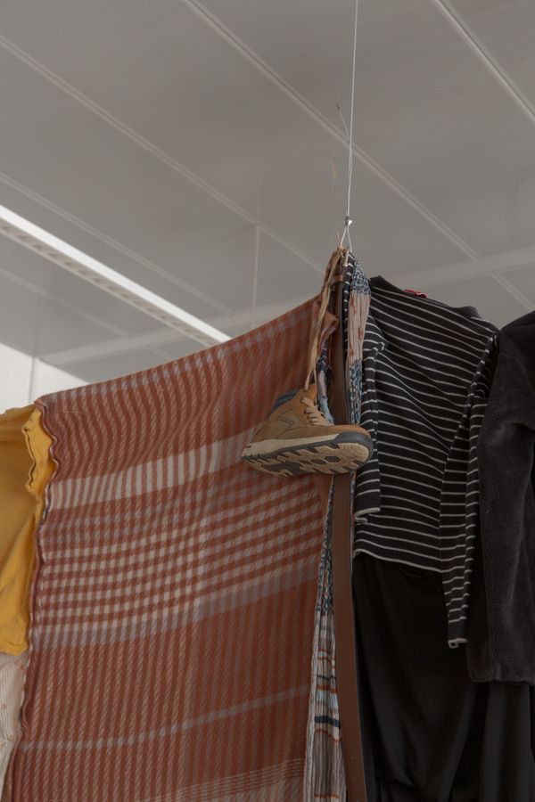 Foto der Abschlussarbeit »The Circle of (Used) Clothes« von Lisa Ingeborg Gerner. Semester: Sommer 2026. Abteilung: Cross-Disciplinary Strategies. Werksangabe: Textile assemblage, 3m x 2.5m
Bilder/images: © die Angewandte, 2026, Giorgio Flagranti, CC-BY-NC-ND-4.0 . Universität für angewandte Kunst Wien.