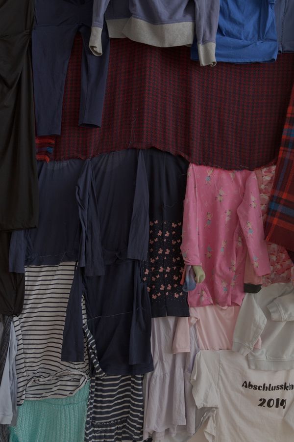 Foto der Abschlussarbeit »The Circle of (Used) Clothes« von Lisa Ingeborg Gerner. Semester: Sommer 2026. Abteilung: Cross-Disciplinary Strategies. Werksangabe: Textile assemblage, 3m x 2.5m
Bilder/images: © die Angewandte, 2026, Giorgio Flagranti, CC-BY-NC-ND-4.0 . Universität für angewandte Kunst Wien.