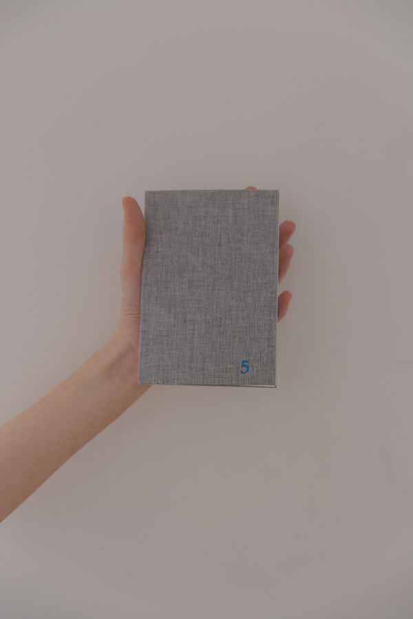 Foto der Abschlussarbeit »Step down, Step aside, Step into« von Iris Cîrlan. Semester: Sommer 2026. Abteilung: Cross-Disciplinary Strategies. Werksangabe: Wall installation with instructions and series of fold-out booklets
Bilder/images: © die Angewandte, 2026, Giorgio Flagranti, CC-BY-NC-ND-4.0 . Universität für angewandte Kunst Wien.