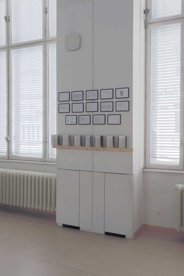 Foto der Abschlussarbeit »Step down, Step aside, Step into« von Iris Cîrlan. Semester: Sommer 2026. Abteilung: Cross-Disciplinary Strategies. Werksangabe: Wall installation with instructions and series of fold-out booklets
Bilder/images: © die Angewandte, 2026, Giorgio Flagranti, CC-BY-NC-ND-4.0 . Universität für angewandte Kunst Wien.