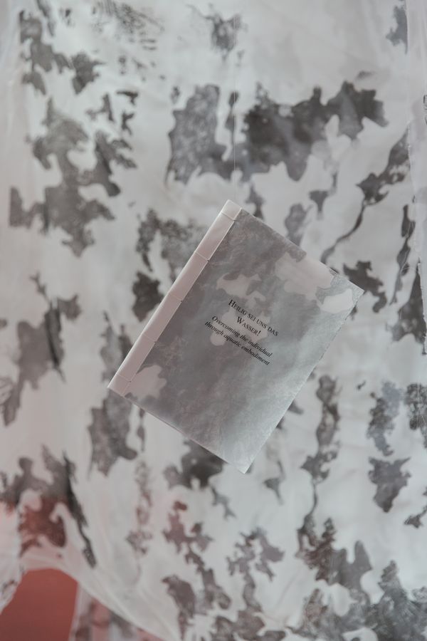 Foto der Abschlussarbeit »Heilig sei uns das Wasser! Overcoming the individual through aquatic embodiment« von Diletta Caregnato. Semester: Sommer 2026. Abteilung: Cross-Disciplinary Strategies. Werksangabe: Mixed-Media-Installation (Siebdruckfotografien auf Stoff; Texte und Bilder auf transparentem Papier) / Mixed-media installation (screen-printed photographs on fabric; text and images on transparent paper)
Bilder/images: © die Angewandte, 2026, Giorgio Flagranti, CC-BY-NC-ND-4.0 . Universität für angewandte Kunst Wien.
