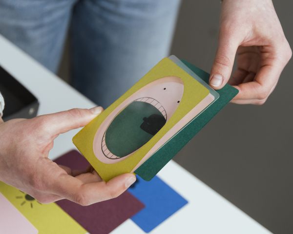 Foto der Abschlussarbeit »Face Today – What am I doing here?« von Maria Schweiger. Semester: Winter 2025/26. Abteilung: Design Investigations. Werksangabe: Analogue card game; Images: © die Angewandte, 2026, ohotos: Vincent Forstenlechner, CC-BY-NC-ND-4.0. Universität für angewandte Kunst Wien.