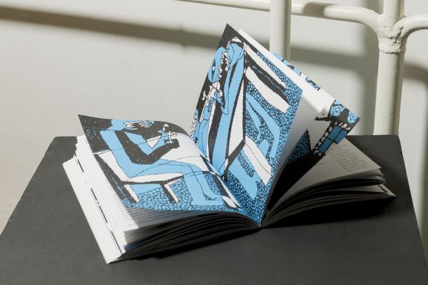
        Foto der Abschlussarbeit »Himmel und Hölle« von Dominika Huber. Semester: Winter 2025/26. Abteilung: Kommunikationsdesign. Werksangabe: Buch; Bilder: © die Angewandte, 2026, Fotos: Erli Grünzweil, CC-BY-NC-ND-4.0
. Universität für angewandte Kunst Wien.
      
