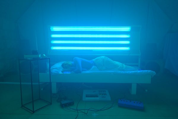 
        Foto der Abschlussarbeit »sun bed« von Janine Scheer-Erb. Semester: Winter 2025/26. Abteilung: Experimental Game Cultures. Werksangabe: Multimedia installation & performance; Images: © die Angewandte, 2026, photos: Erli Grünzweil, CC-BY-NC-ND-4.0. Universität für angewandte Kunst Wien.
      