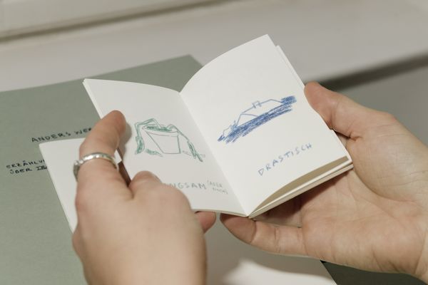 
        Foto der Abschlussarbeit »Anders werden — Erzählungen über Trauer« von Laura Besler. Semester: Winter 2025/26. Abteilung: Kommunikationsdesign. Werksangabe: Buchprojekt; Bilder: © die Angewandte, 2026, Fotos: Erli Grünzweil, CC-BY-NC-ND-4.0. Universität für angewandte Kunst Wien.
      