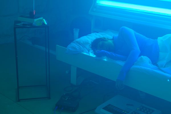 
        Foto der Abschlussarbeit »sun bed« von Janine Scheer-Erb. Semester: Winter 2025/26. Abteilung: Experimental Game Cultures. Werksangabe: Multimedia installation & performance; Images: © die Angewandte, 2026, photos: Erli Grünzweil, CC-BY-NC-ND-4.0. Universität für angewandte Kunst Wien.
      