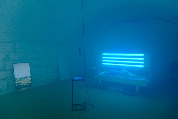 
        Foto der Abschlussarbeit »sun bed« von Janine Scheer-Erb. Semester: Winter 2025/26. Abteilung: Experimental Game Cultures. Werksangabe: Multimedia installation & performance; Images: © die Angewandte, 2026, photos: Erli Grünzweil, CC-BY-NC-ND-4.0. Universität für angewandte Kunst Wien.
      