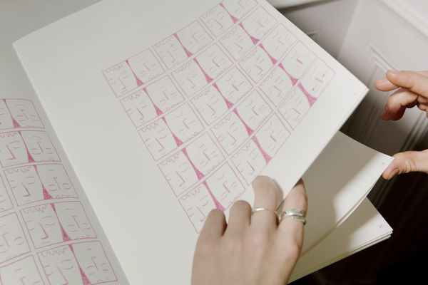 
        Foto der Abschlussarbeit »Anders werden — Erzählungen über Trauer« von Laura Besler. Semester: Winter 2025/26. Abteilung: Kommunikationsdesign. Werksangabe: Buchprojekt; Bilder: © die Angewandte, 2026, Fotos: Erli Grünzweil, CC-BY-NC-ND-4.0. Universität für angewandte Kunst Wien.
      