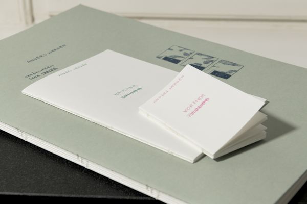 
        Foto der Abschlussarbeit »Anders werden — Erzählungen über Trauer« von Laura Besler. Semester: Winter 2025/26. Abteilung: Kommunikationsdesign. Werksangabe: Buchprojekt; Bilder: © die Angewandte, 2026, Fotos: Erli Grünzweil, CC-BY-NC-ND-4.0. Universität für angewandte Kunst Wien.
      