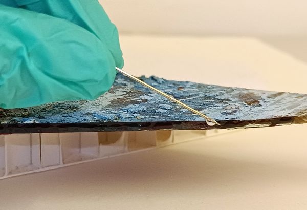 
        Foto der Abschlussarbeit »Die Stabilisierung eines zerbrochenen Berges. Klebung und Entwicklung einer Stützkonstruktion für ein beidseitig bemaltes Glasgemälde von Herbert Brandl (um 1986)« von Marlis Nekula. Semester: Sommer 2026. Abteilung: Konservierung und Restaurierung. Werksangabe: k. A.
Bilder/images: @ Christoph Schleßmann. Universität für angewandte Kunst Wien.
      