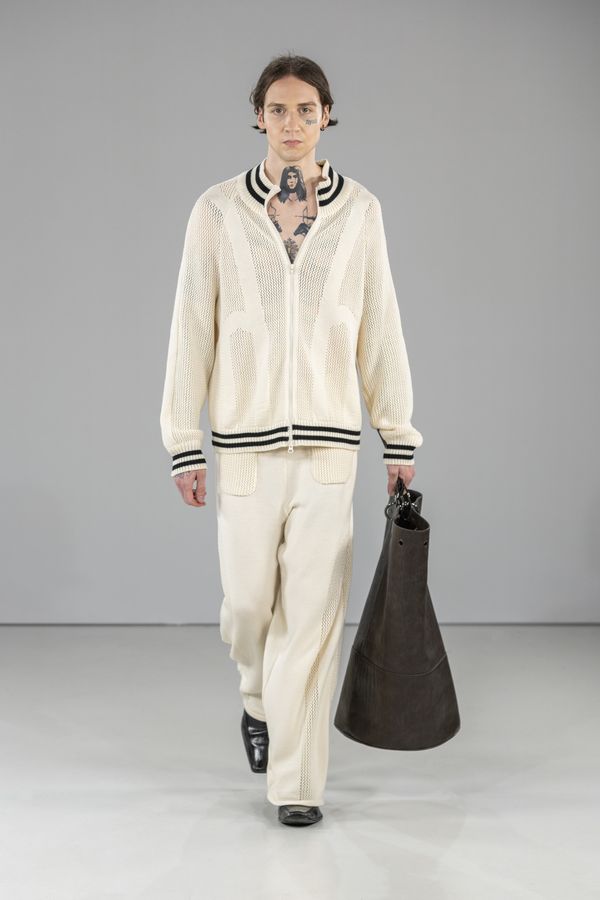 Foto der Abschlussarbeit »In my own process« von Olivia Jochum. Semester: Sommer 2025. Abteilung: Mode. Werksangabe: Fashion collection, images: © Mario Ilic. Universität für angewandte Kunst Wien.