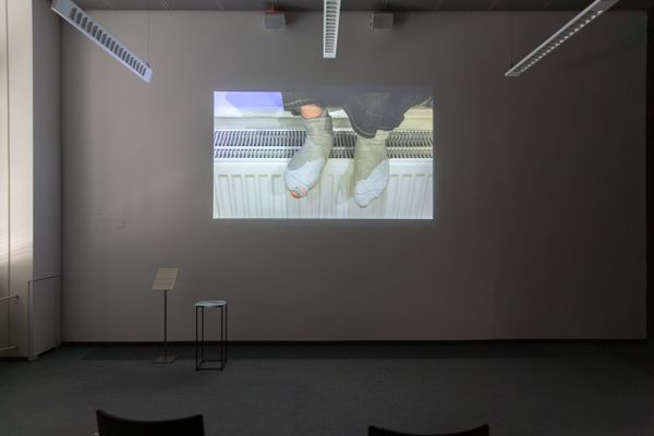 
        Foto der Abschlussarbeit »Woman as lmperative: Killing the Angel in the House« von Fanny Marie Dobler. Semester: Sommer 2026. Abteilung: Cross-Disciplinary Strategies. Werksangabe: Video Installation
Bilder/images: © die Angewandte, 2026, Giorgio Flagranti, CC-BY-NC-ND-4.0 . Universität für angewandte Kunst Wien.
      