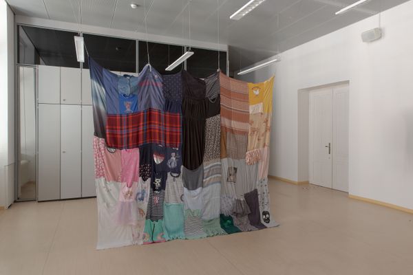Foto der Abschlussarbeit »The Circle of (Used) Clothes« von Lisa Ingeborg Gerner. Semester: Sommer 2026. Abteilung: Cross-Disciplinary Strategies. Werksangabe: Textile assemblage, 3m x 2.5m
Bilder/images: © die Angewandte, 2026, Giorgio Flagranti, CC-BY-NC-ND-4.0 . Universität für angewandte Kunst Wien.