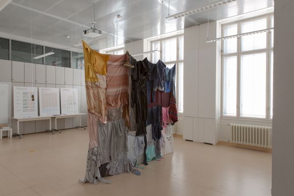 Foto der Abschlussarbeit »The Circle of (Used) Clothes« von Lisa Ingeborg Gerner. Semester: Sommer 2026. Abteilung: Cross-Disciplinary Strategies. Werksangabe: Textile assemblage, 3m x 2.5m
Bilder/images: © die Angewandte, 2026, Giorgio Flagranti, CC-BY-NC-ND-4.0 . Universität für angewandte Kunst Wien.