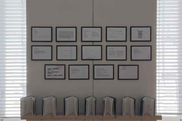 Foto der Abschlussarbeit »Step down, Step aside, Step into« von Iris Cîrlan. Semester: Sommer 2026. Abteilung: Cross-Disciplinary Strategies. Werksangabe: Wall installation with instructions and series of fold-out booklets
Bilder/images: © die Angewandte, 2026, Giorgio Flagranti, CC-BY-NC-ND-4.0 . Universität für angewandte Kunst Wien.
