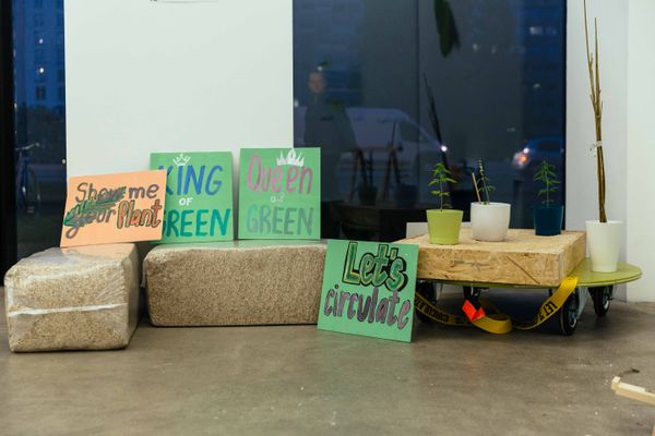 sharing is caring, objects to trade and share | Image by ©